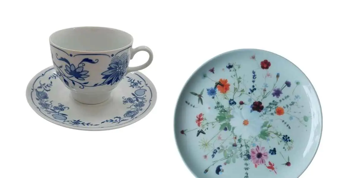 Tasse mit blauem Zwiebelmuster und bunt geblümter Porzellanteller