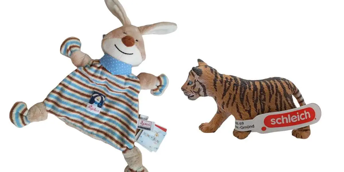 Stoffhase als Schmusetuch und Schleich-Tiger, beide noch mit Etikett