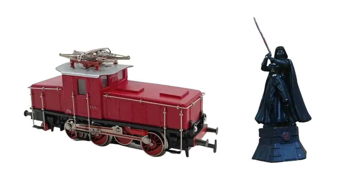 Rote Modell-Elektrolokomotive und Sammelfigur von Darth Vader