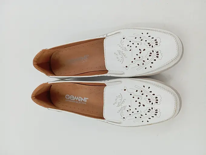 GEMINI Damen Slipper Leder Weiß Blumenmuster Komfortabel 40