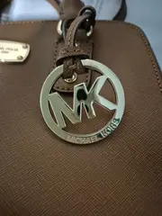 Vorschaubild 2 von Damen Henkeltasche Braun Leder Saffiano MK Logo Anhänger