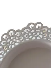 Vorschaubild 2 von Kuchenteller Weiß Metall Charmant Florales Lochmuster 18cm Servierteller