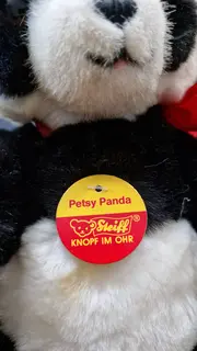 Vorschaubild 3 von Petsy Panda Plüschtier Kuscheltier Knopf im Ohr 26cm