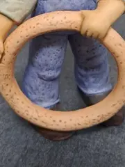 Vorschaubild 3 von Nina & Marco Figur Junge mit Reifen Porzellan 14 cm Dekofigur