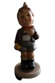 Vorschaubild 1 von Junge mit Apfel Porzellan Dekofigur Kind Mehrfarbig 11 cm