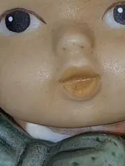 Vorschaubild 3 von Porzellan Dekofigur Junge mit Hut Schleife Mehrfarbig 10cm