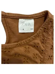Vorschaubild 2 von Mädchen Bluse Lochstickerei Gr. 134 Braun Rüschen Sommer