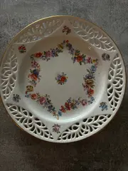 Vorschaubild 4 von Platzteller Klassisch Weiß Porzellan Blumenmuster Lochrand 20cm