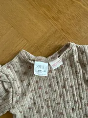 Vorschaubild 3 von Langarmshirt Mädchen Gr. 86 Beige Blumenmuster Rüschen Baby