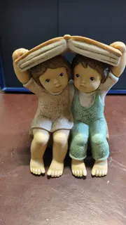 Vorschaubild 2 von Dekofigur Kinder Junge Mädchen Porzellan Figur Buch Charmant