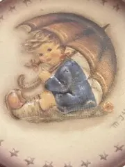 Vorschaubild 3 von M.I. Hummel Sammelteller 1982 Kleiner Regent Junge Schirm Porzellan