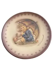 Vorschaubild 1 von M.I. Hummel Sammelteller 1982 Kleiner Regent Junge Schirm Porzellan