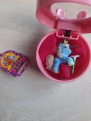 Vorschaubild 2 von Einhorn Sammelfigur Blau mit Blume und Krone in rosa Box