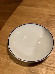 Vorschaubild 3 von Untertasse Porzellan weiß mit blauem Rand Made in Germany