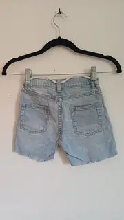 Vorschaubild 2 von Kinder Jeans Shorts Gr. 116 Blau Casual mit Schriftzug & Fransen
