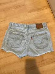 Vorschaubild 2 von 501 Damen Jeans Shorts Blau Destroyed Cut-Outs W27 S