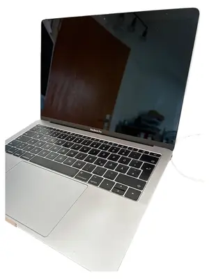 APPLE Laptop