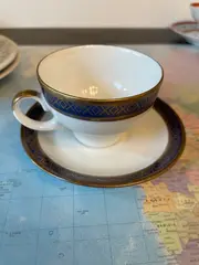 Vorschaubild 2 von Tasse mit Unterteller Klassisch Weiß M Keramik Goldrand Geometrisch
