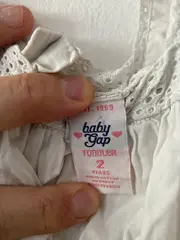 Vorschaubild 3 von Baby Gap Mädchen Blumenmuster Top Gr. 92 Ärmellos Weiß Rüschen Stickerei