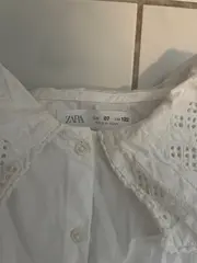 Vorschaubild 4 von Kinder Bluse Weiß Gr. 122 Lochmuster Kragen Baumwolle Charmant