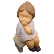 Vorschaubild 1 von Nina-Marco Porzellan Figur Kind nachdenklich sitzend 10cm