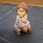 Vorschaubild 3 von Nina-Marco Porzellan Figur Kind nachdenklich sitzend 10cm