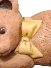 Vorschaubild 2 von Dekofigur Teddybär liegend gelbe Schleife Nina Marco Porzellan