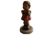 Vorschaubild 1 von 2103/A Mädchen mit Puppe Künstlerpuppe M.I. Hummel Club Rot 4cm