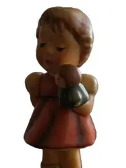 Vorschaubild 2 von 2103/A Mädchen mit Puppe Künstlerpuppe M.I. Hummel Club Rot 4cm