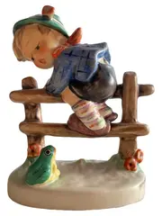 Vorschaubild 1 von Hummel Figur Junge klettert über Zaun mit Frosch Porzellan 7,5cm