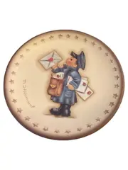 Vorschaubild 1 von M.I. Hummel Miniatur Sammelteller Der kleine Postbote Porzellan Beige 8cm