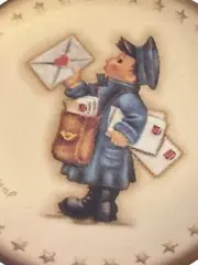 Vorschaubild 3 von M.I. Hummel Miniatur Sammelteller Der kleine Postbote Porzellan Beige 8cm