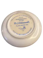 Vorschaubild 2 von M.I. Hummel Miniatur Sammelteller Der kleine Postbote Porzellan Beige 8cm