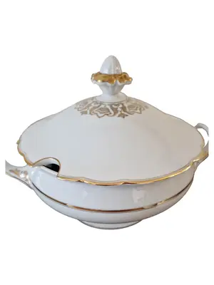 PORZELLANFABRIK MARKTREDWITZ, JAEGER & CO. Suppenterrine