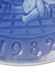 Vorschaubild 2 von 1982 Weihnachtsteller Porzellan Sammelteller Mädchen Hase 18cm