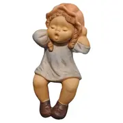 Vorschaubild 1 von Nina & Marco Figur Mädchen mit Hut auf Hocker Porzellan 13cm
