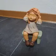 Vorschaubild 2 von Nina & Marco Figur Mädchen mit Hut auf Hocker Porzellan 13cm