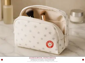 FIRST AID BEAUTY Kosmetiktasche