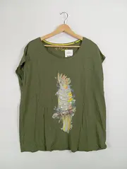 Vorschaubild 2 von Damen T-Shirt Gr. 44/XXL Oliv Papageien-Print Pailletten