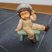 Vorschaubild 2 von Nina & Marco Porzellan Figur Junge mit Mütze auf Bank 12cm