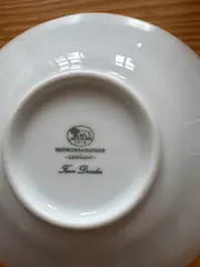 Vorschaubild 2 von Tasse und Unterteller Porzellan Weiß Klassisch