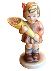 Vorschaubild 1 von Mädchen mit Zuckertüte Spielfigur Mehrfarbig 9 cm