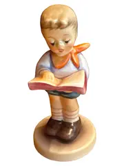 Vorschaubild 1 von Spielfigur Junge mit Buch Mehrfarbig 10 cm Höhe 5 cm Breite