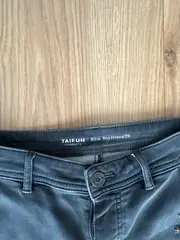 Vorschaubild 3 von Taifun Slim Boyfriend Jeans Damen Gr. 34 Grau Sterne Nieten Straight Leg