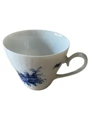 Vorschaubild 1 von Tasse Porzellan Klassisch Studio-Linie blaues Blumenmuster 200ml