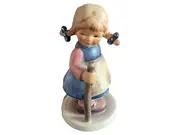 Vorschaubild 1 von Hummel Figur 768 Mädchen Porzellan Mehrfarbig 9cm Traditionell