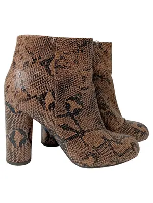 ANOTHER A Stiefelette