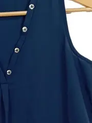 Vorschaubild 3 von Damen Bluse Ärmellos Gr. S Blau V-Ausschnitt Zierknöpfe