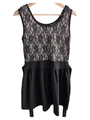 QED LONDON Spitzenkleid