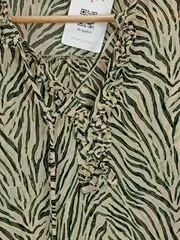 Vorschaubild 3 von Damen Bluse Zebramuster Gr. 34/XS Beige Grün Rüschen